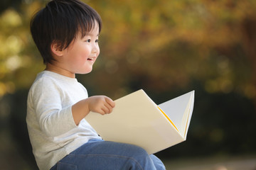 本を読む男の子