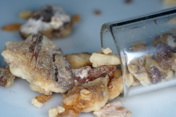 The fragrant Benzoeharz is usually offered in its resin form and can be smoked excellent.
