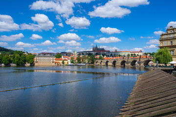 Die Moldau und die Kasrlsbrücke in Prag