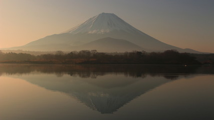 Fototapeta premium 逆さ富士 精進湖 山梨県 日本 