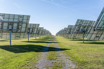 Solaranlage, Übersicht Solarkraftwerk mit nachführbaren Elementen bei Sonnenschein Rückansicht,...