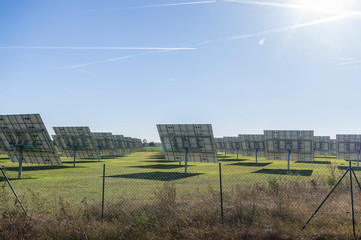 Solaranlage, Übersicht Solarkraftwerk mit nachführbaren Elementen bei Sonnenschein Rückansicht, Solaranlage, Solar system, overview Solar power plant with trackable elements in sunshine Rear view