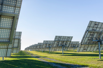 Solaranlage, Übersicht Solarkraftwerk mit nachführbaren Elementen bei Sonnenschein Rückansicht,...