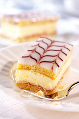 CREAM SLICE