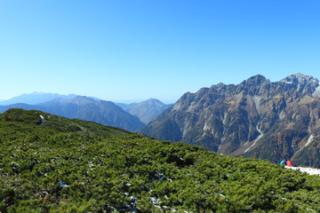  日本アルプス　初雪後の蝶ヶ岳と周辺の山々