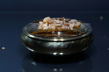 The fragrant Benzoeharz is usually offered in its resin form and can be smoked excellent.
