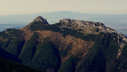 Giewont, szczyt w polskich Tatrach o kształcie śpiącego rycerza