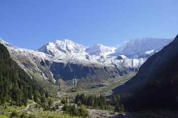Fototapeta na wymiar Talschluss im Stillupptal vor Zillertaler Alpen mit Wollbach-Spi