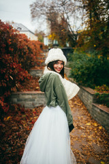 Naklejka premium happy autumn girl