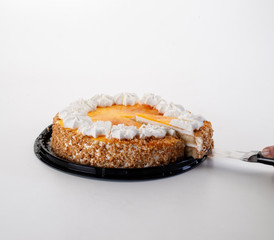 Tarta San Marcos redonda con un corte y cuchillo 2