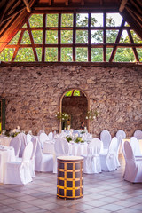 Hochzeitslocation in einer Scheune mit Fachwerkgebälk