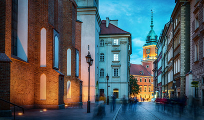 Royal Castle, ancient townhouses in old town in Warsaw, Poland. Night view, long exposure. - obrazy, fototapety, plakaty