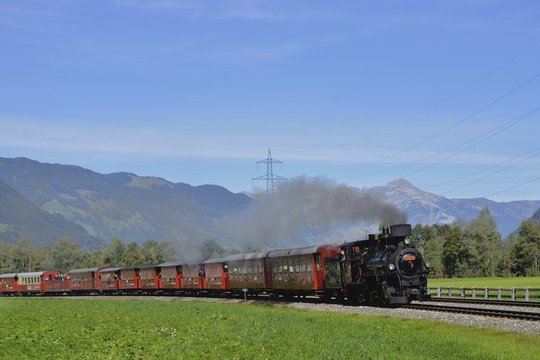 Dampfzug der Zillertalbahn bei Aschau