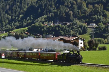 Naklejka premium Pociąg parowy kolei Zillertal koło Aschau