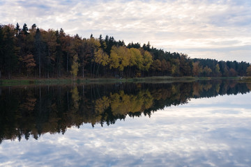 Fototapeta na wymiar lake in autumn 