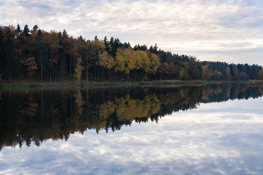 lake in autumn © Inga Pracute 
