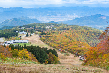 紅葉の蔵王のスキー場と山形市内遠景