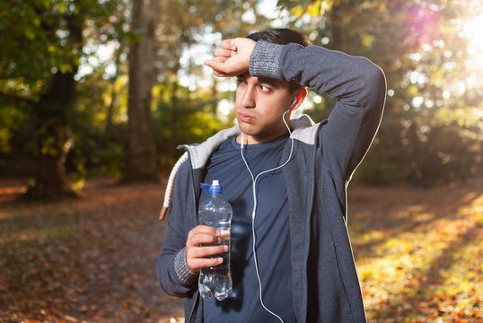 Junger Jogger macht Pause