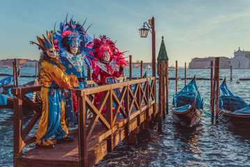 Naklejka premium Kolorowe maski karnawałowe na tradycyjnym festiwalu w Wenecji, Włochy