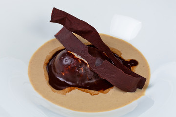 Otz-bero de helado de nueces y chocolate caliente