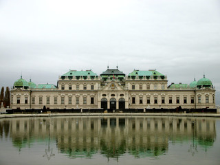 Obraz premium Belvedere Palace reflected in the water in a foggy day, Vienna, Austria