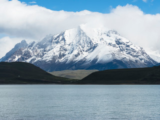 Fototapeta na wymiar Chile, Patagonien, Nationalpark Torres del Paine, Region Magallanes und chilenischer Antarktis, Berge Cerro Paine Grande und Torres del Paine, Laguna Amarga