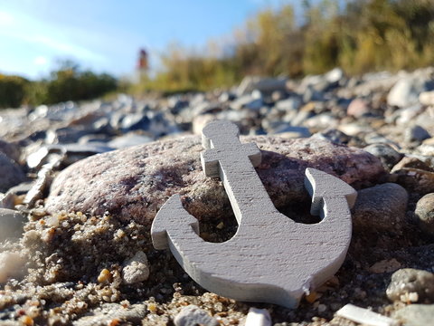 Nahaufnahme von inem Anker am Ostseestrand vor dem Leuchtturm Falsh&ouml;ft