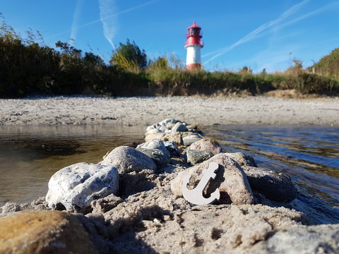 Nahaufnahme von inem Anker am Ostseestrand vor dem Leuchtturm Falsh&ouml;ft