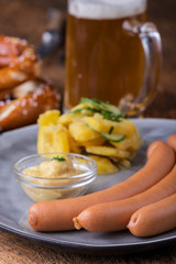 Nahaufnahme der Frankfurter Würstchen auf rustikalen Holz