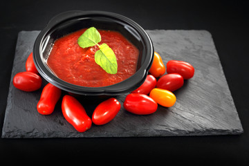 Krem pomidorowy, danie obiadowe w plastikowej misce - obrazy, fototapety, plakaty