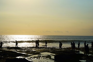 Menschen in der Abenddämmerung am Meer