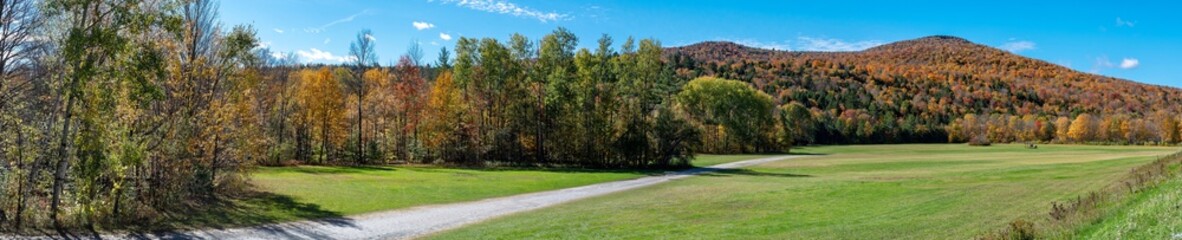 Obraz premium Panoramic view of a park in Vermont mountains near Stowe