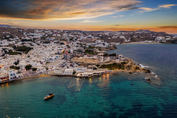 Blick auf die Stadt und die berühmten Windmühlen von Mykonos bei Sonnenuntergang am Abend,...