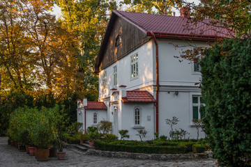 dom w parku jesienią