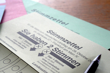 Obraz premium Stimmzettel zur Wahl, Wahlunterlagen zur Briefwahl