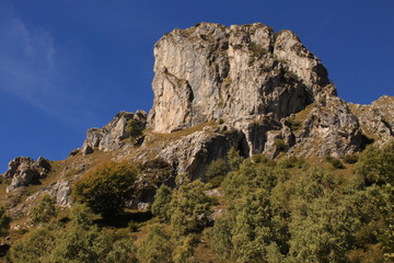 Fototapeta na wymiar Kalkfels am Monte Grona oberhalb von Menaggio (Comer See)