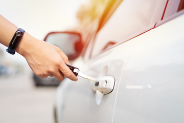 car unlocks remote point to open the door