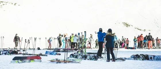Crédence de cuisine en verre imprimé Sports dhiver Station de ski et de snowboard pour les vacances d& 39 hiver
