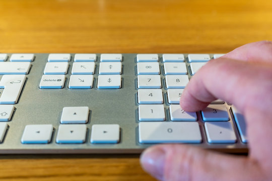 Hand som skriver siffror p&aring; ett tangentbord