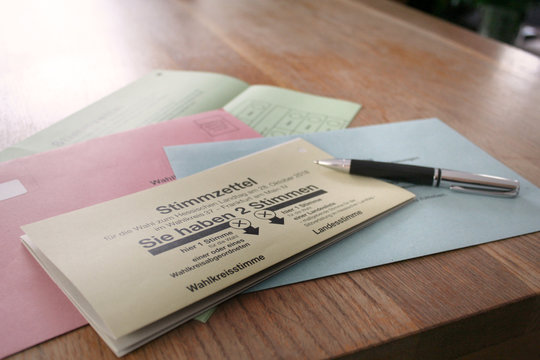 Stimmzettel zur Wahl, Wahlunterlagen für die Briefwahl zu hause auf dem Tisch bereit gelegt