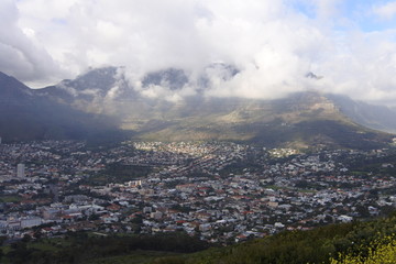 Der Tafelberg in Kapstadt in Wolken