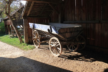 Fototapeta na wymiar alte Kutsche auf einem Bauernhof