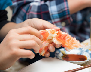 カニを食べる人 / 北海道のシーフードイメージ