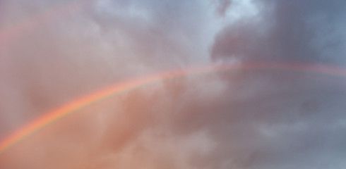 Regenbogen vor Wolkenhimmel