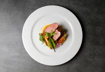 Photo sur Plexiglas Plats de repas Filet de canard aux figues et purée de carottes sur une plaque blanche
