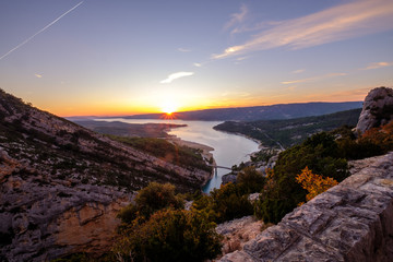 Vue panoramique sur le lac de Sainte-Croix, Provence, France. Coucher de soleil.