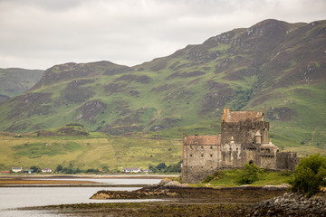 Fototapeta na wymiar castillo en las altas tierras de escocia