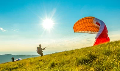Tuinposter Paraglider op de grond © kojin_nikon