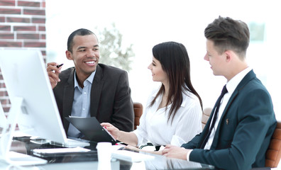 Obraz premium business team working together at desk in creative office