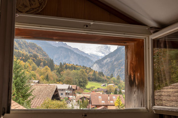 Blick aus dem Fenster auf Eiger, Mönch und Jungfrau in der Schweiz